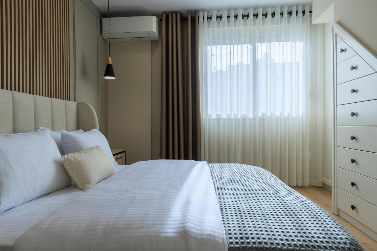 One-Bedroom Rooftop Skyline Central Hidden Gem In ティラナ エクステリア 写真
