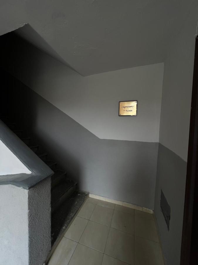 One-Bedroom Rooftop Skyline Central Hidden Gem In ティラナ エクステリア 写真