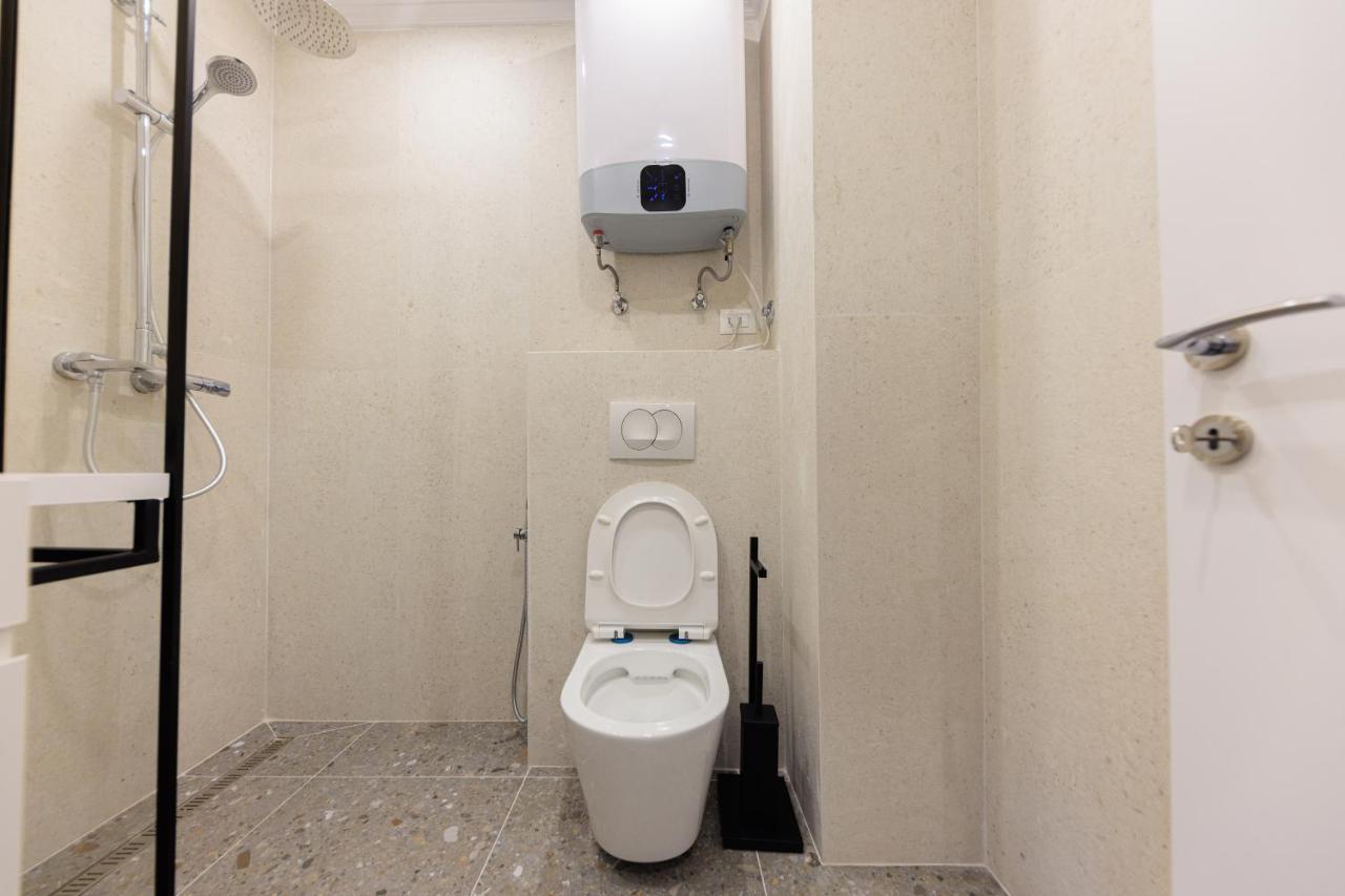 One-Bedroom Rooftop Skyline Central Hidden Gem In ティラナ エクステリア 写真