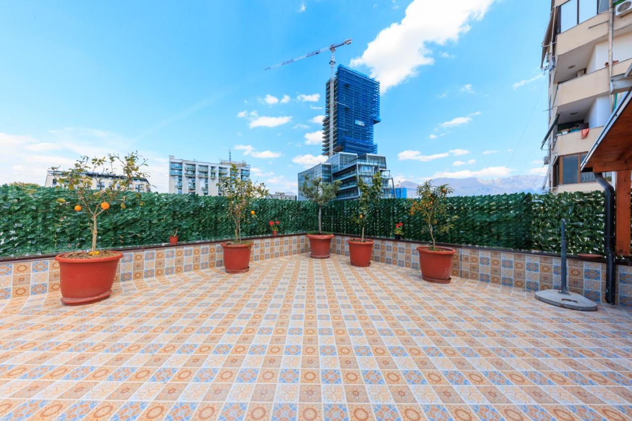 One-Bedroom Rooftop Skyline Central Hidden Gem In ティラナ エクステリア 写真